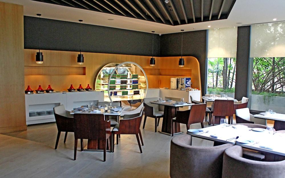 Hotel Radisson Blu Bengaluru Outer Ring Road Exterior foto